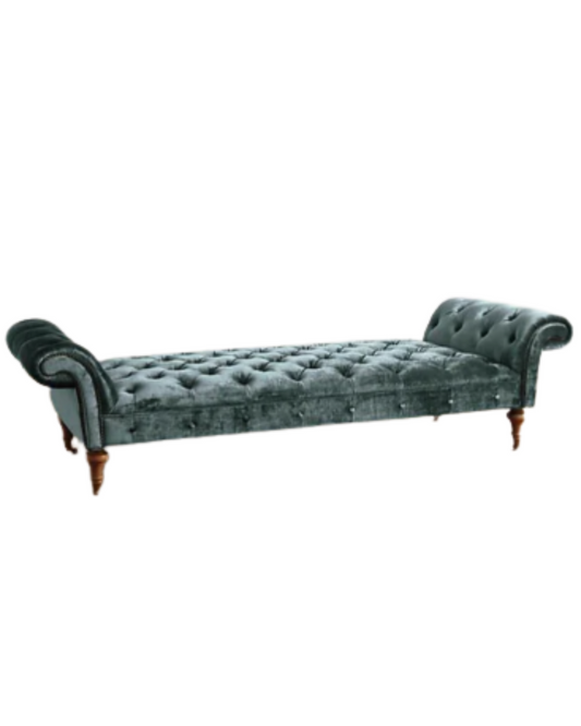Banqueta Chesterfield pie de cama tapizada en verde con detalles capitoné y tachas. Diseño clásico vintage para dormitorio o living. Tienda de Banquitos.
