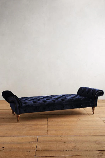 Banqueta estilo chesterfield con detalles capitoné. Un clásico renovado para sumar carácter y distinción a tu hogar.