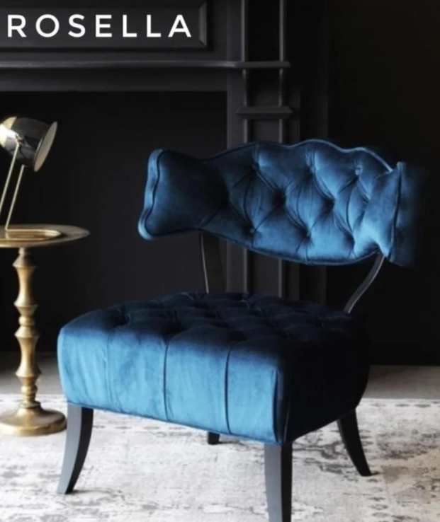 Butaca estilo capitoné en azul con respaldo bajo y patas curvadas. Elegancia vintage para espacios infantiles o femeninos.