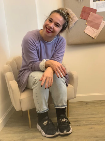 Sillón matero Mini Angie tapizado con respaldo y apoyabrazos de diseño ondulado y patas metálicas doradas.