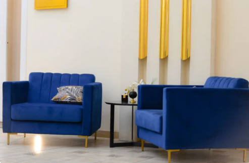 Hotel de los Famosos 2023 – Sillones y butacas tapizados a medida por Tienda de Banquitos