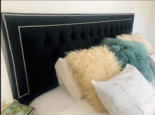 Respaldo de Cama  Grace Negro Capitoné con tachas Plateadas