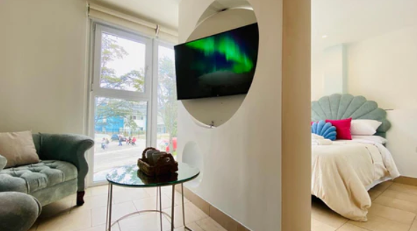 Departamento en Ushuaia ambientado con respaldo de cama Ostras y sillones Brigitte de un cuerpo en un espacio moderno con vista privilegiada.