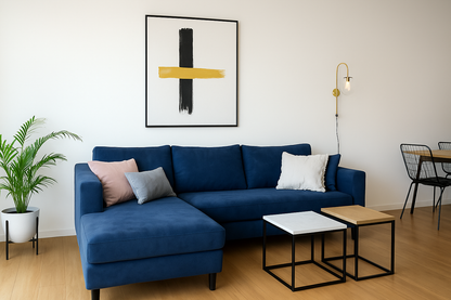 Este elegante sofá azul, con un diseño moderno y cómodo, es perfecto para agregar un toque de color y estilo a cualquier salón. Los cojines en tonos suaves, como el rosa y el gris, complementan su apariencia, ofreciendo tanto confort como diseño. La lámpara de pared y las mesas auxiliares de líneas simples y minimalistas añaden un toque contemporáneo, creando un ambiente acogedor y sofisticado. Ideal para quienes buscan un espacio moderno y funcional.