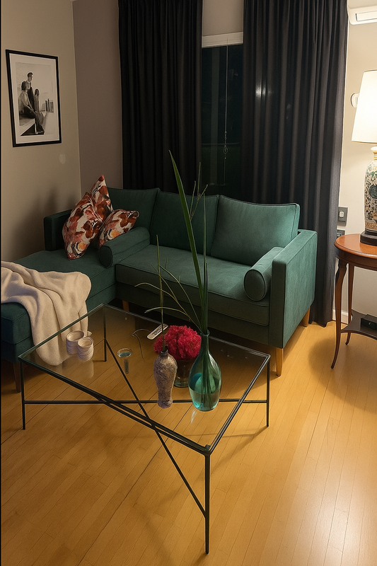 Disfruta de la comodidad y el estilo en tu hogar con este elegante sillón verde, perfecto para cualquier salón moderno. Con cojines florales que aportan un toque de color y suavidad, este sofá ofrece tanto confort como diseño. El ambiente cálido y acogedor, acentuado por una lámpara de mesa elegante y detalles decorativos, resalta la versatilidad de los sillones que ofrecemos. Ideal para quienes buscan una mezcla de funcionalidad y estética en su mobiliario.