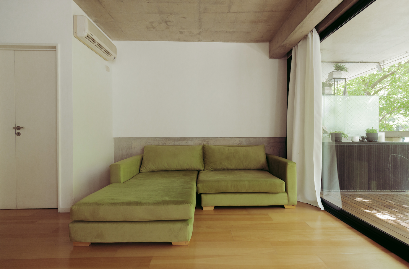 Esquinero Richard de tienda de banquitos en loft minimalista. 
