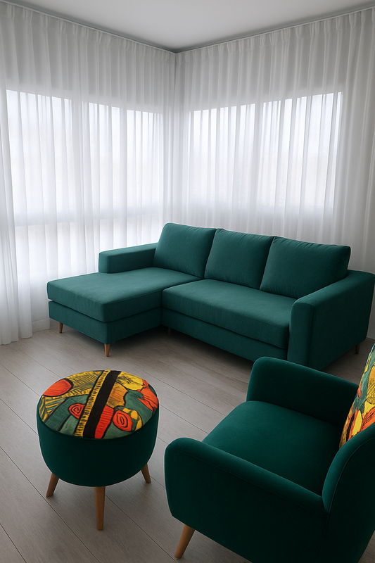 Sillón Elton en L color verde esmeralda, tapizado en tela de alta calidad, con asiento entero y respaldo de tres almohadones, ideal para living moderno y confortable.