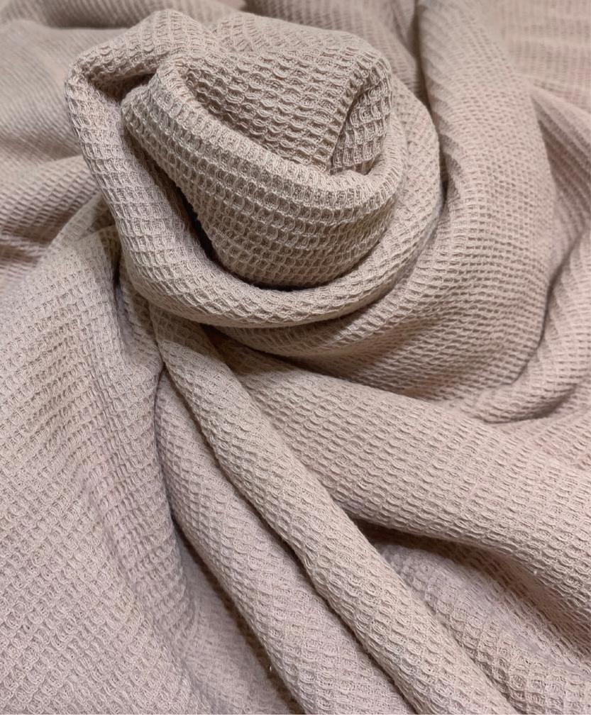 Manta Waffle Rosa Dior con textura nido de abeja | Pie de cama rústico