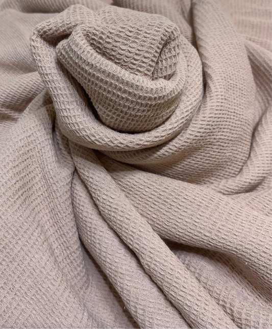 Manta Waffle Rosa Dior con textura nido de abeja | Pie de cama rústico