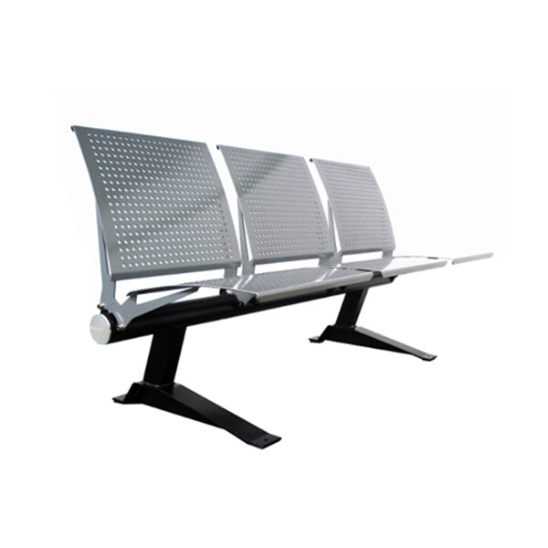 Tandem Golf de múltiples asientos metálicos perforados con estructura resistente, ideal para salas de espera en entornos laborales.