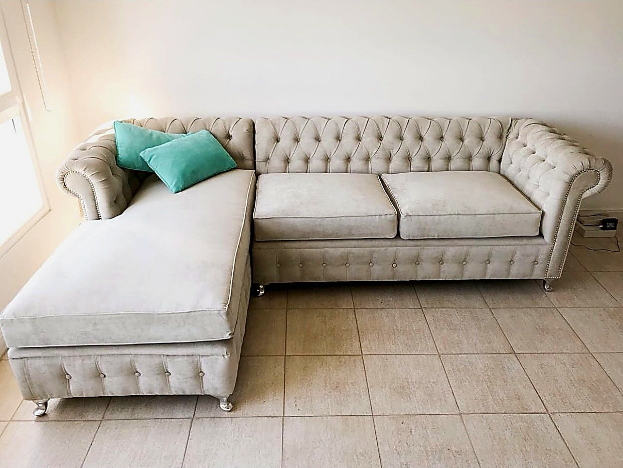Sillón Chesterfield capitoné beige cerámico en living real Buenos Aires | Tienda de Banquitos