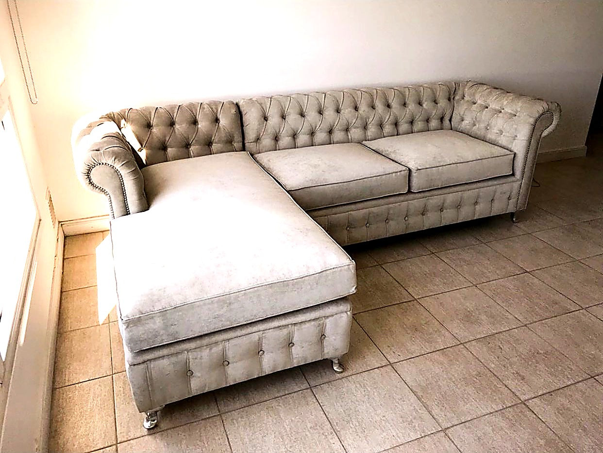 Sillón Chesterfield beige cerámico a medida en living moderno argentino | Tienda de Banquitos