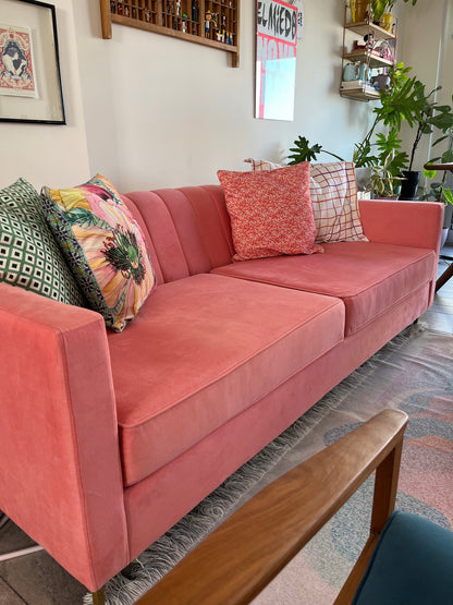Sillón Mila en color coral: el living soñado de Mari - Tienda de Banquitos