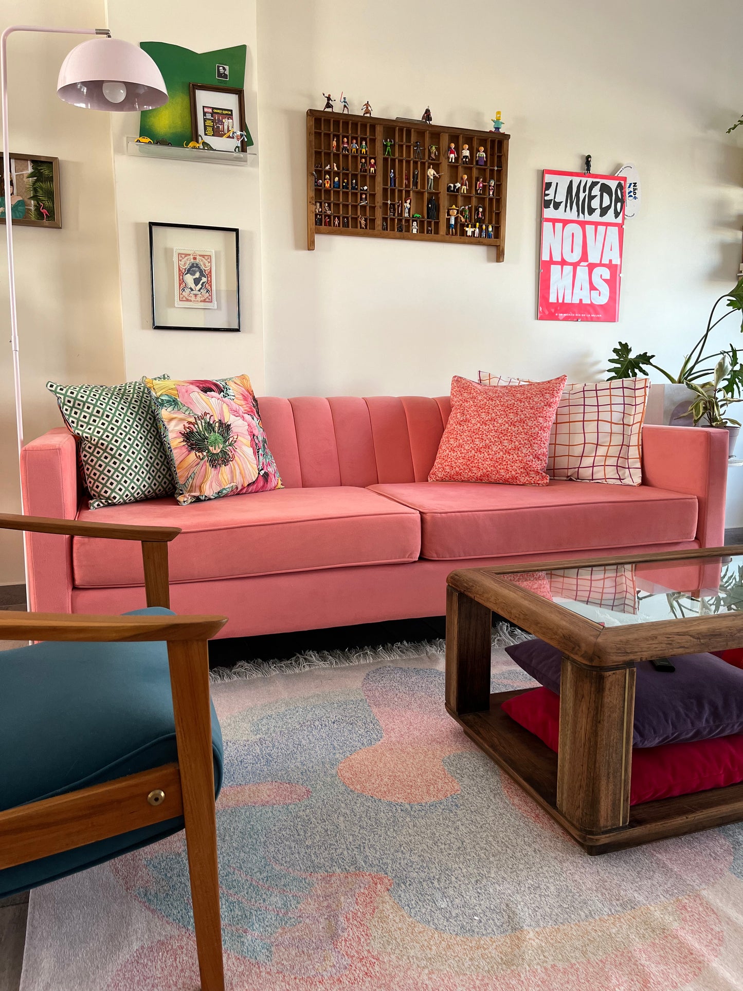 Sillón Mila en color coral: el living soñado de Mari - Tienda de Banquitos