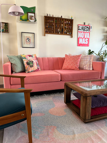 Sillón Mila en color coral: el living soñado de Mari - Tienda de Banquitos