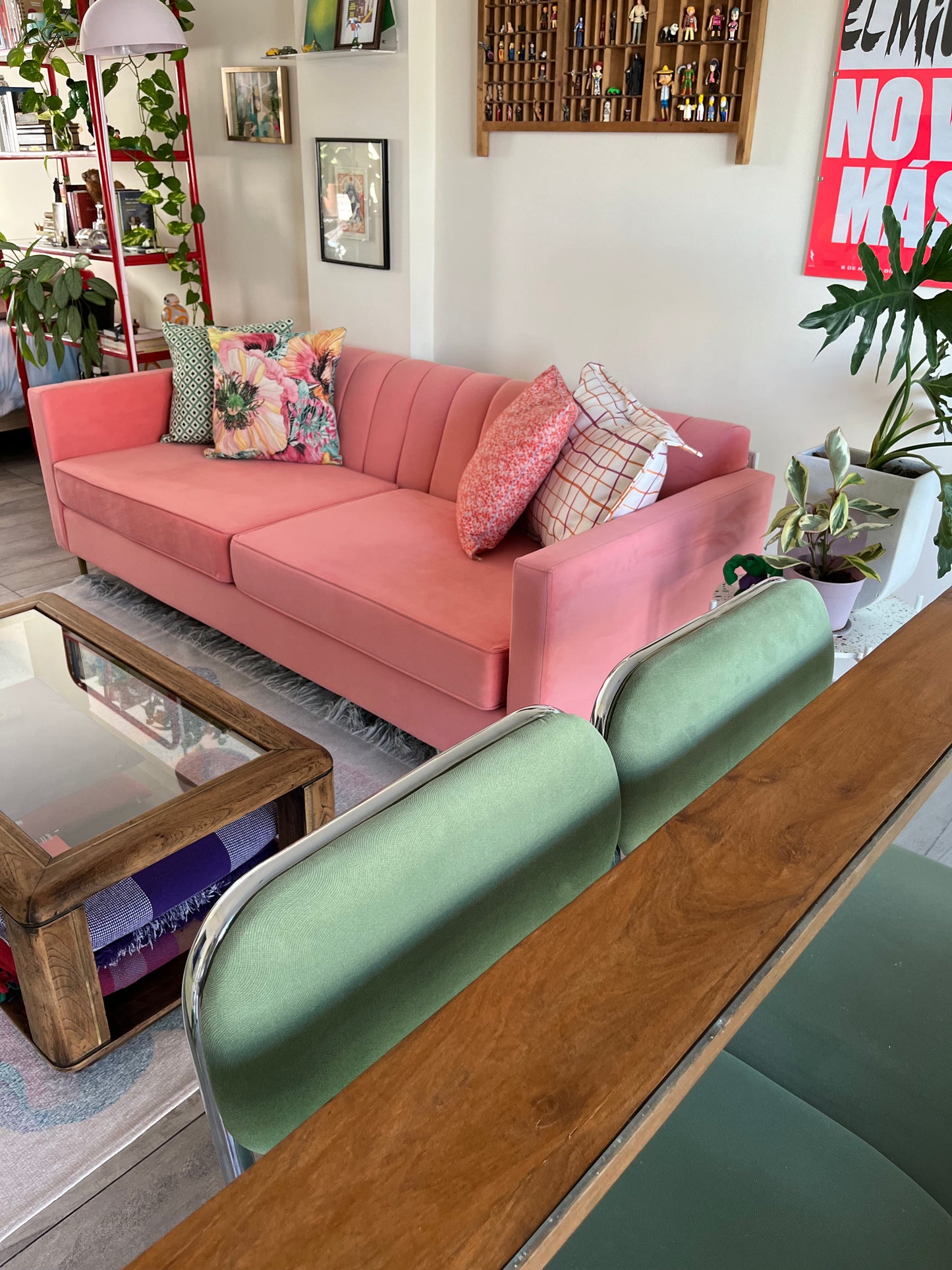 Sillón Mila en color coral: el living soñado de Mari - Tienda de Banquitos