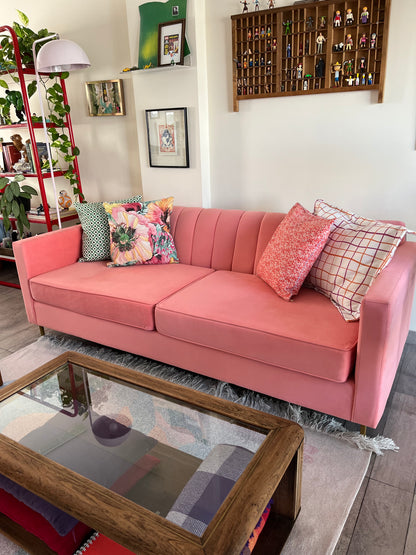 Sillón Mila en color coral: el living soñado de Mari - Tienda de Banquitos