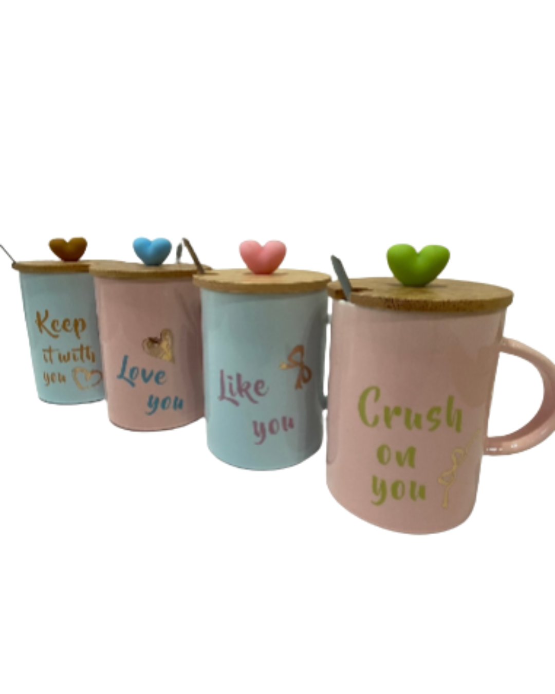 Taza con tapa de bambú y cuchara diseño romántico corazón - foto sin fondo