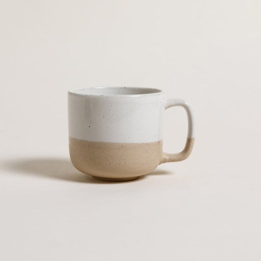 Mug color blanco y beige con descuento durante el HOTSALE 2025