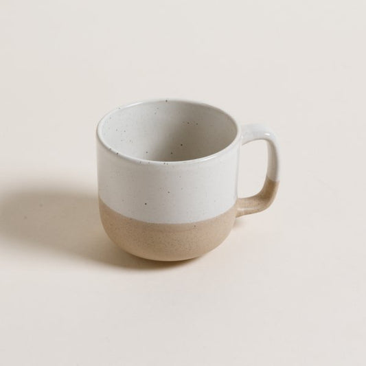 Mug color blanco y beige  con descuento durante el HOTSALE 2025