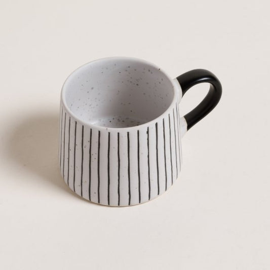 Mug Mirelle a rayas color blanco y negro con descuento durante el HOTSALE 2025