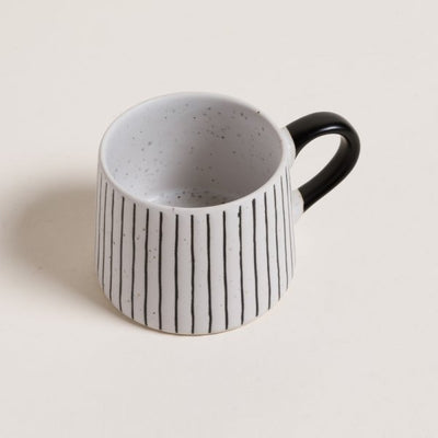 Mug Mirelle a rayas color blanco y negro con descuento durante el HOTSALE 2025
