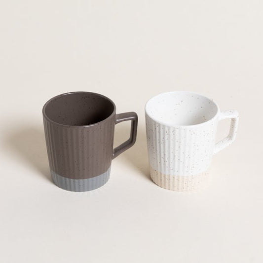 Mug Surtido con rayas en color gris y crema con descuento durante el hotsale 2025