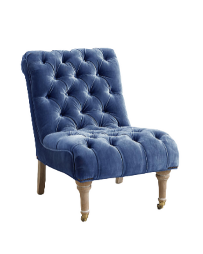 Sillón clásico capitoné en azul con patas torneadas. Ideal para ambientaciones infantiles elegantes o estilo shabby chic.