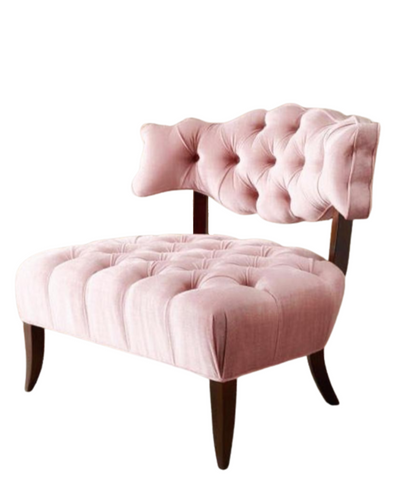 Butaca estilo capitoné en rosa claro con respaldo bajo y patas curvadas. Elegancia vintage para espacios infantiles o femeninos.