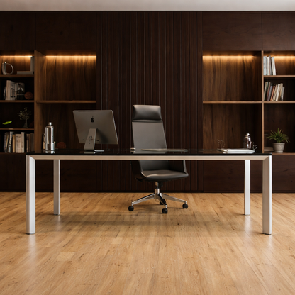 Mesa gerencial línea Equinox de diseño moderno, apta para espacios operativos, gerenciales y de reunión.