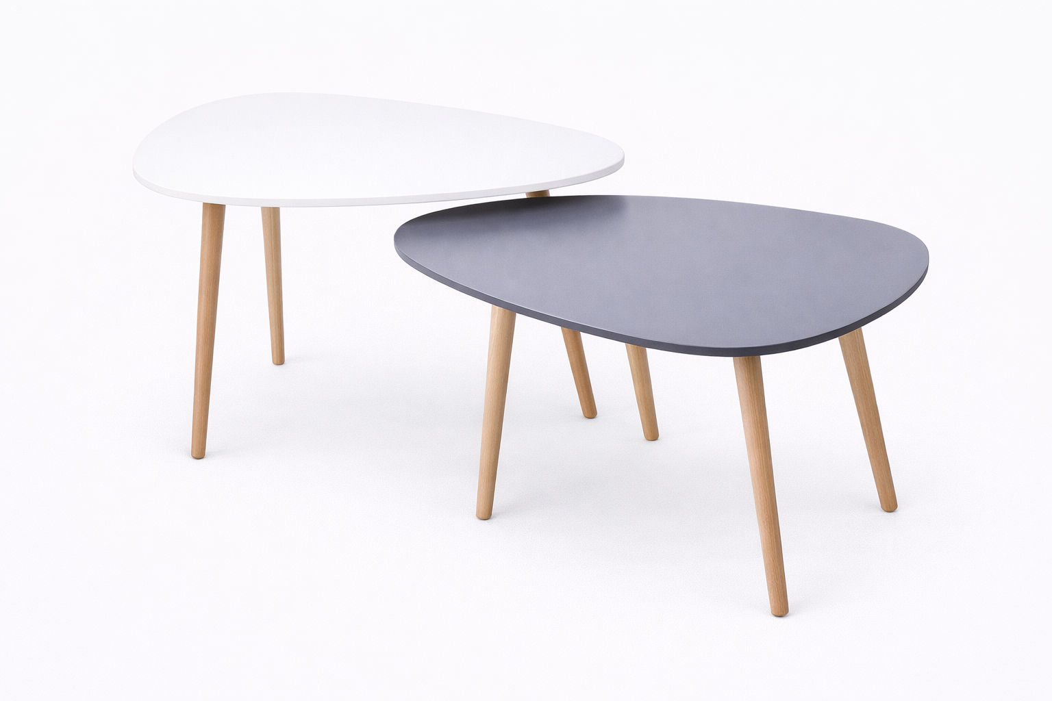 Mesas de arrime To5 con tapa orgánica en blanco y gris y patas de madera inclinadas.