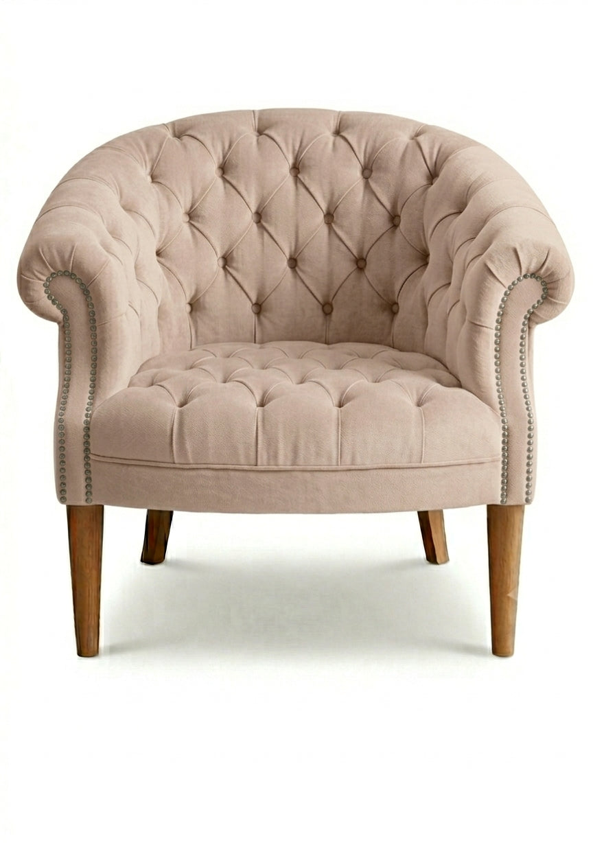 Sillón Nairobi de un cuerpo tapizado en latte, capitoné redondeado con tachas y patas de madera – Tienda de Banquitos
