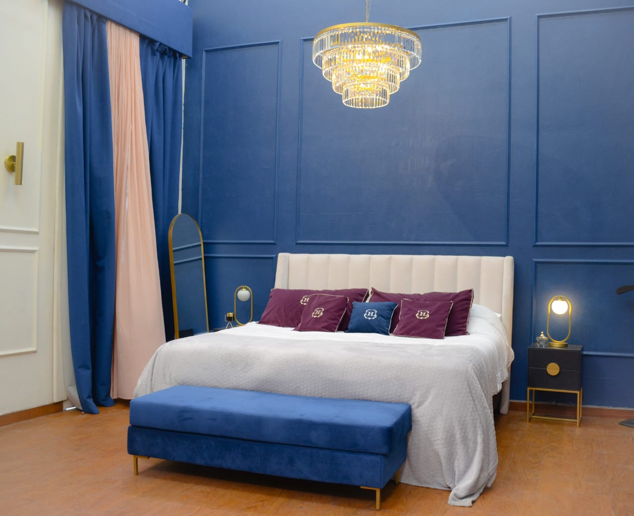 Hotel de los Famosos 2021 Canal 13 – Living con sillones tapizados a medida
