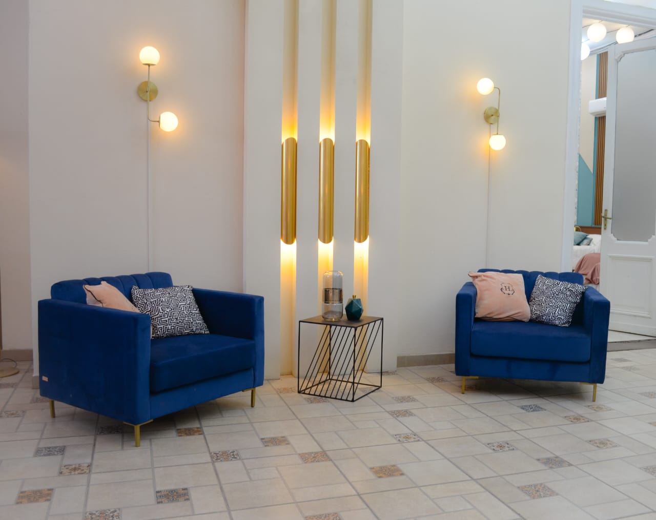 Hotel de los Famosos 2021 – Muebles de recepción y lounge diseñados por Tienda de Banquitos