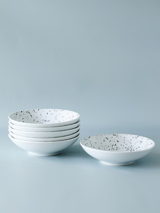 Plato hondo blanco con detalles en negro con descuento durante el HOTSALE 2025