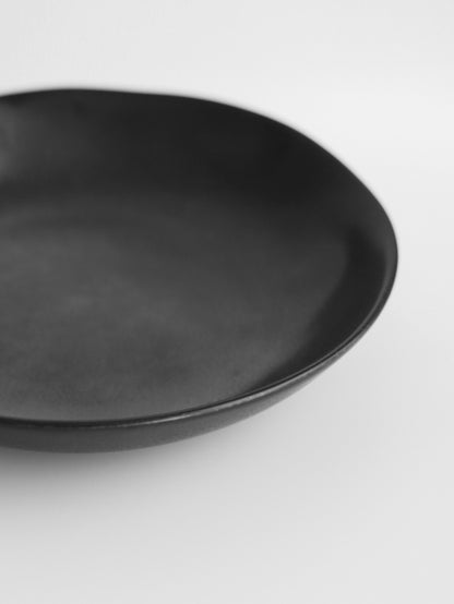 Plato playo de porcelana modelo Ysee Black de 27 cm