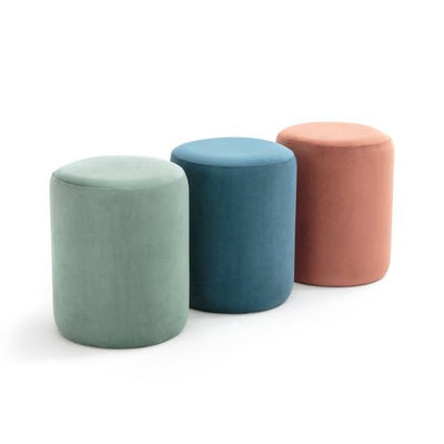Puff cilíndrico tapizado. Disponible en colores pasteles, perfecto como asiento auxiliar o complemento decorativo para cualquier ambiente.