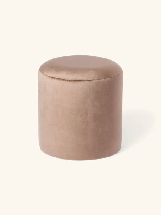 Puff cilíndrico doble apilable tapizado. Dos en uno: se guarda uno dentro del otro. Ideal para espacios reducidos, modernos y versátiles.