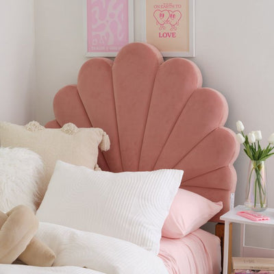 Respaldo de cama diseño concha tapizado, estilo decorativo glam.