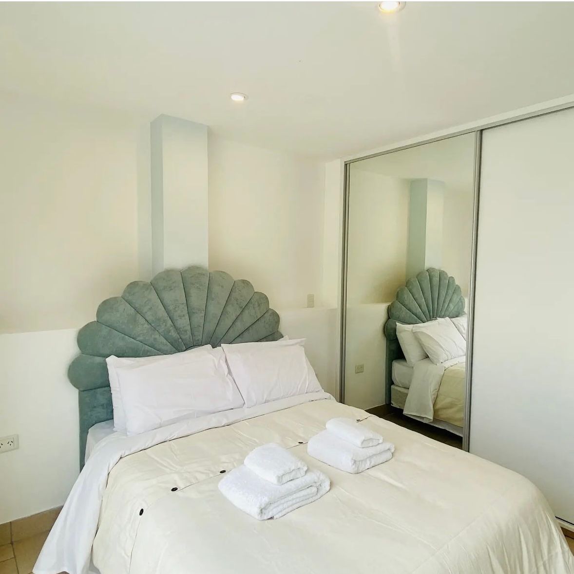 Respaldo de cama diseño concha tapizado, estilo decorativo glam.