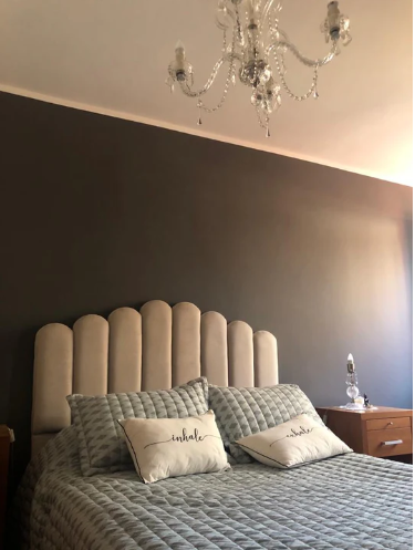 Respaldo de cama modelo Angie tapizado con costuras rectas y relleno acolchado, en diseño minimalista y contemporáneo, perfecto para completar un dormitorio moderno con confort y sofisticación.