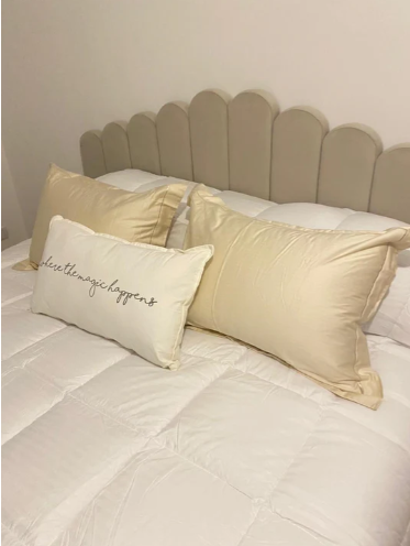 Respaldo de cama modelo Angie tapizado con costuras rectas y relleno acolchado, en diseño minimalista y contemporáneo, perfecto para completar un dormitorio moderno con confort y sofisticación.