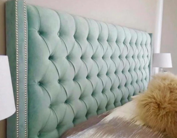 Respaldo de cama modelo Emmy tapizado liso con bordes rectos y acolchado cómodo, ideal para dormitorios versátiles y elegantes.