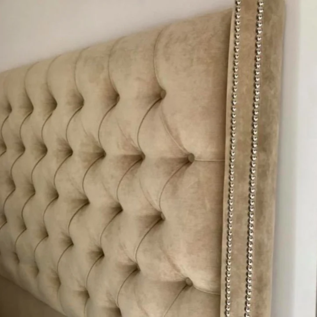 Respaldo de cama modelo Emmy tapizado liso con bordes rectos y acolchado cómodo, ideal para dormitorios versátiles y elegantes.