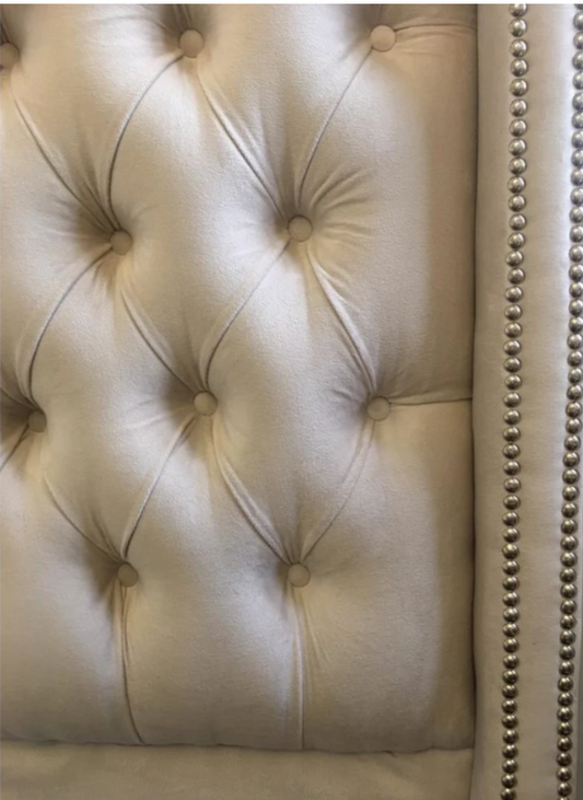 Respaldo de cama modelo Emmy tapizado liso con bordes rectos y acolchado cómodo, ideal para dormitorios versátiles y elegantes.