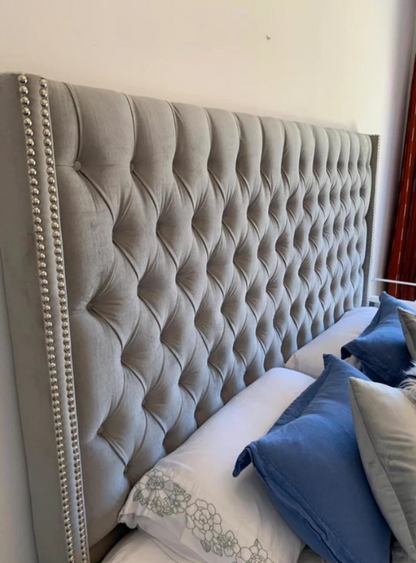 Respaldo de cama modelo Emmy tapizado liso con bordes rectos y acolchado cómodo, ideal para dormitorios versátiles y elegantes.