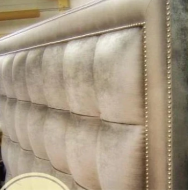Respaldo de cama modelo Grace con costuras verticales y relleno mullido, estilo moderno y elegante para realzar cualquier dormitorio.