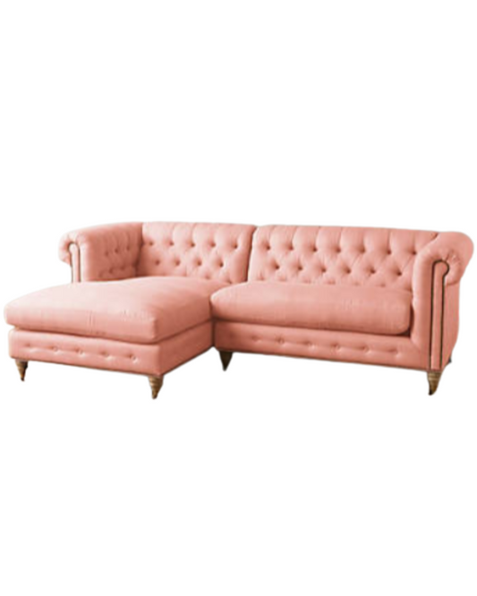 Sillón esquinero estilo Chesterfield en pana rosa antiguo con capitoné, brazos curvos y patas altas. Clásico inglés con personalidad.