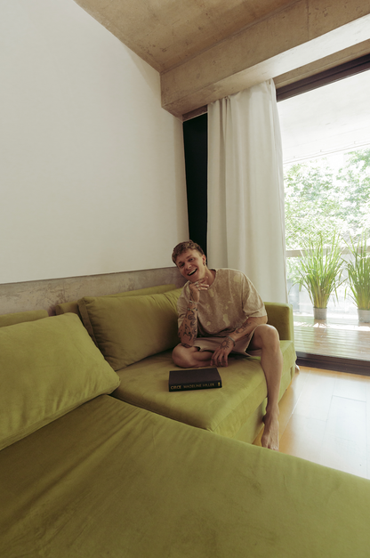 Santiago colinet en su hogar disfrutando de su sillon esquinero richard de tienda de banquitos
