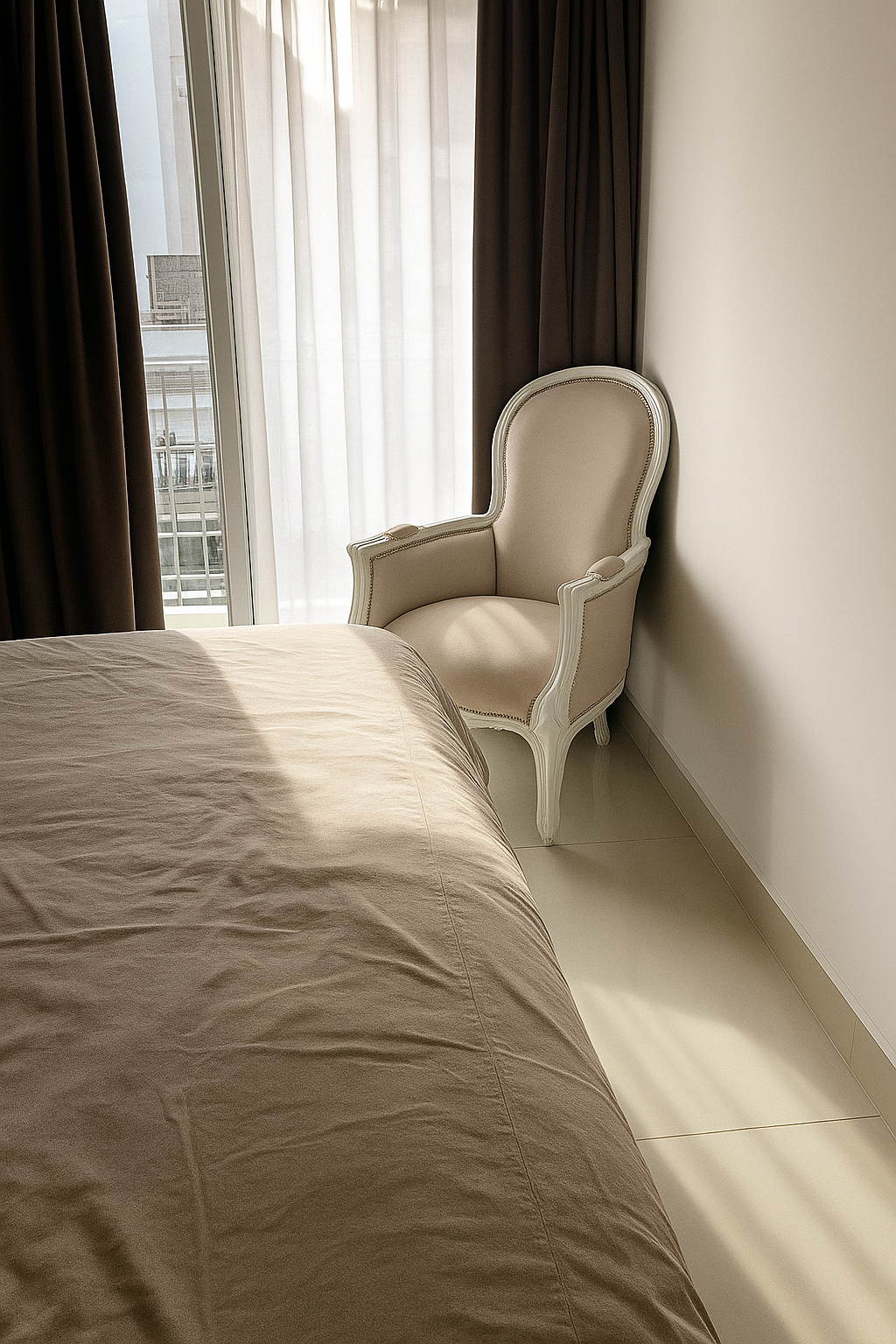 Un sillón individual estilo clásico francés, tapizado en pana color crema con estructura de madera tallada blanca, que combina distinción y comodidad en la decoración